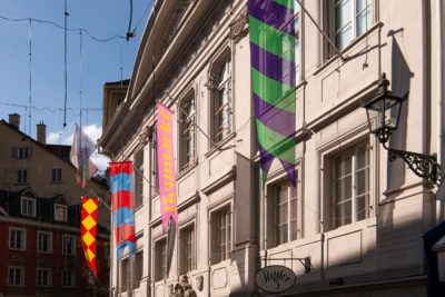TNM_Theater_Neumarkt_Beschriftung_Flagge_fassade.png