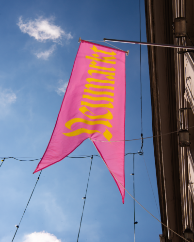 TNM_Theater_Neumarkt_Beschriftung_Flagge_web.png